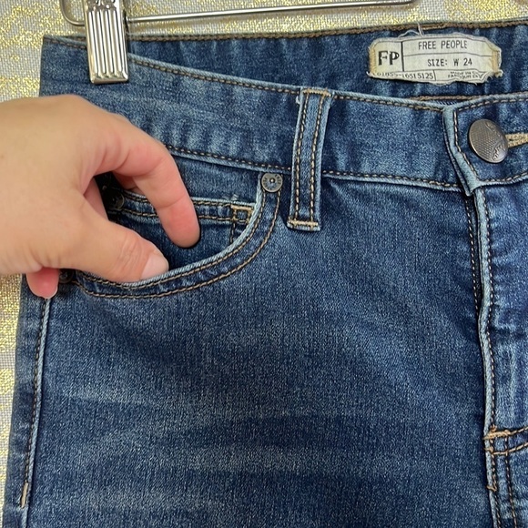 FREE People Dark Blue Wash Busted Knee Mid Rise Skinny Jeans Size W24 - Picture 7 of 16